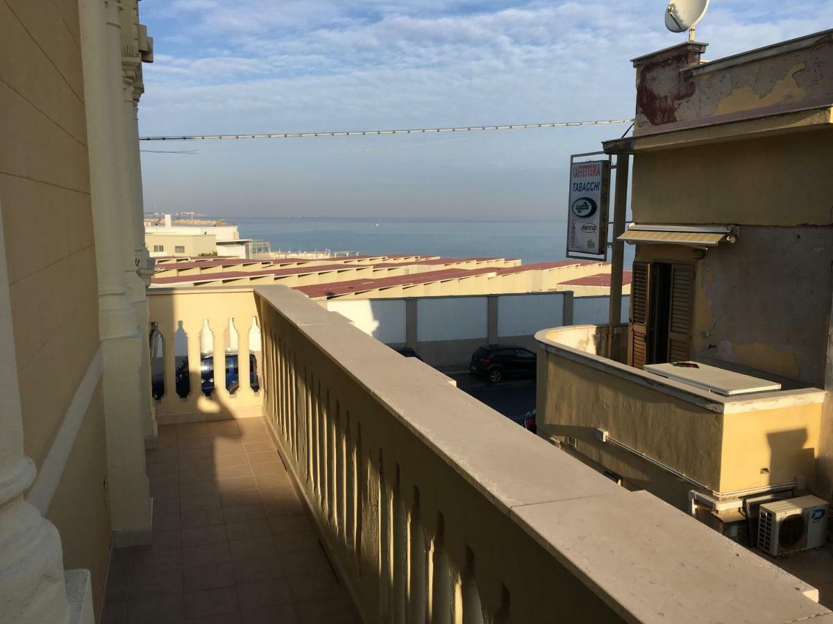 Appartamento Di Fronte Al Mare By Apulia Accommodation Bari Exterior photo